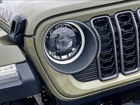 Used 2025 Jeep Gladiator Rubicon AWD/4WD image 32