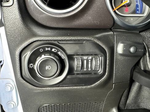 Used 2021 Jeep Wrangler Unlimited Sahara AWD/4WD image 30