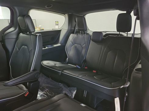 New 2026 Chrysler Pacifica Limited w/ S Appearance Package image 11