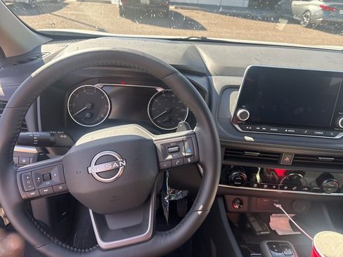 Used 2025 Nissan Rogue SV image 2