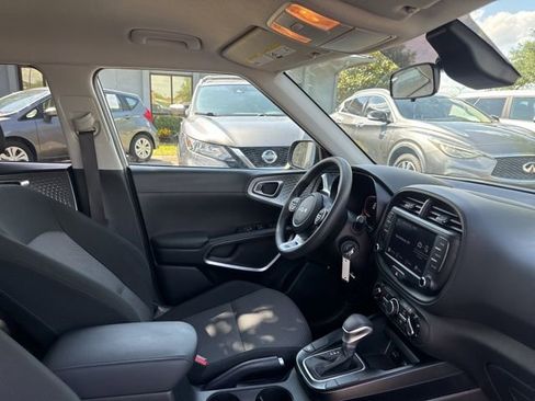Used 2025 Kia Soul LX w/ LX Technology Package FWD image 11