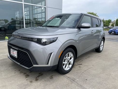 Used 2025 Kia Soul LX w/ LX Technology Package FWD image 12