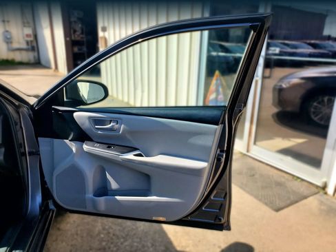Used 2017 Toyota Camry SE w/ Moonroof Package FWD image 26