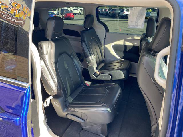 Used 2020 Chrysler Pacifica Touring-L FWD image 24