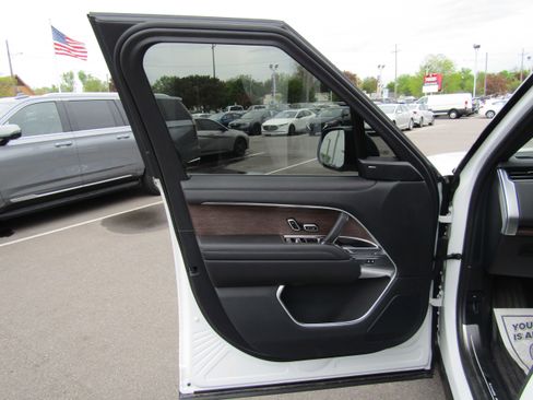 Used 2025 Land Rover Range Rover SE AWD/4WD image 8