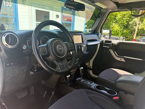 Used 2013 Jeep Wrangler Rubicon AWD/4WD image 9