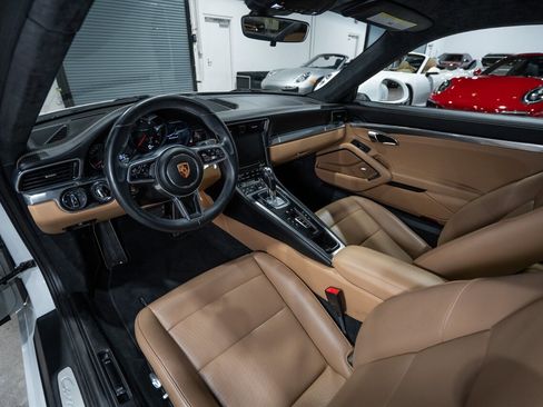 Used 2019 Porsche 911 Carrera 4 AWD/4WD image 18