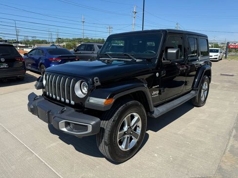 Used 2018 Jeep Wrangler Unlimited Sahara w/ LED Lighting Group AWD/4WD image 5