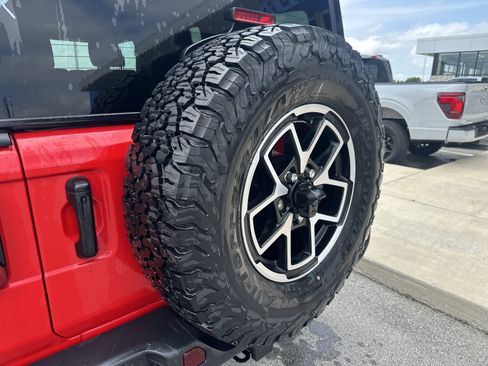 Used 2024 Jeep Wrangler Unlimited Rubicon AWD/4WD image 10