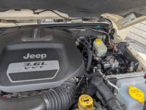 Used 2012 Jeep Wrangler Unlimited Sahara AWD/4WD image 23