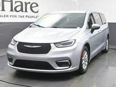 Used 2023 Chrysler Pacifica Touring-L FWD image 7