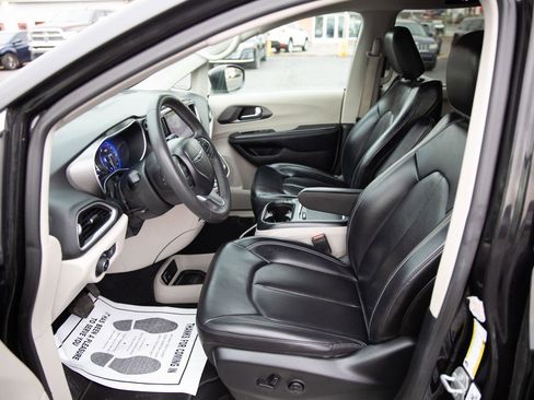 Used 2023 Chrysler Pacifica Touring-L image 20