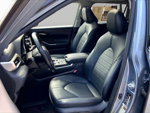 Used 2021 Toyota Highlander XLE AWD/4WD image 9