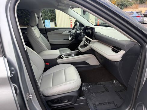 Used 2025 Ford Explorer Active w/ Active Comfort Package image 20