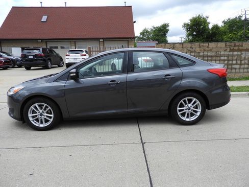 Used 2017 Ford Focus SE FWD image 6