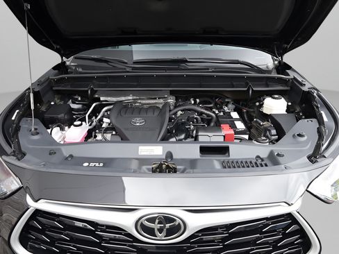 Used 2023 Toyota Highlander LE AWD/4WD image 9