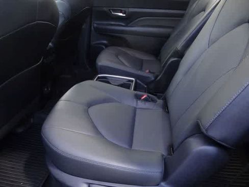 Used 2025 Toyota Grand Highlander AWD image 17