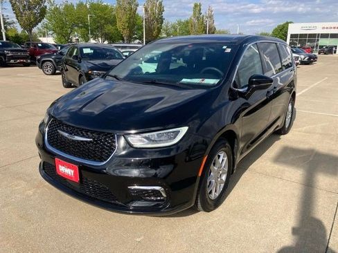 Used 2025 Chrysler Pacifica Select FWD image 3