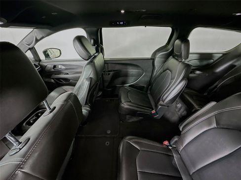 Used 2025 Chrysler Pacifica Select FWD image 11