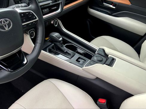 Used 2025 Toyota Grand Highlander FWD image 17