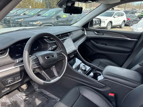 Used 2023 Jeep Grand Cherokee Limited w/ Luxury Tech Group II image 12