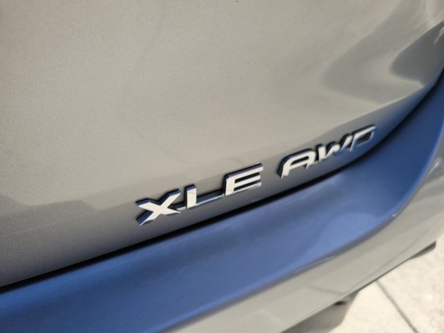 Used 2021 Toyota Highlander XLE AWD/4WD image 9