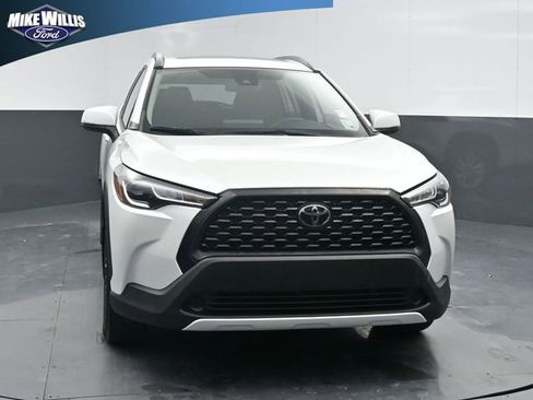 Used 2022 Toyota Corolla Cross LE image 2