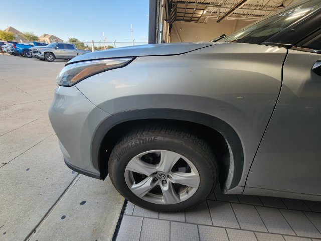 Used 2025 Toyota Highlander LE FWD image 7