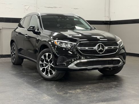 Used 2025 Mercedes-Benz GLC 350e 4MATIC image 2