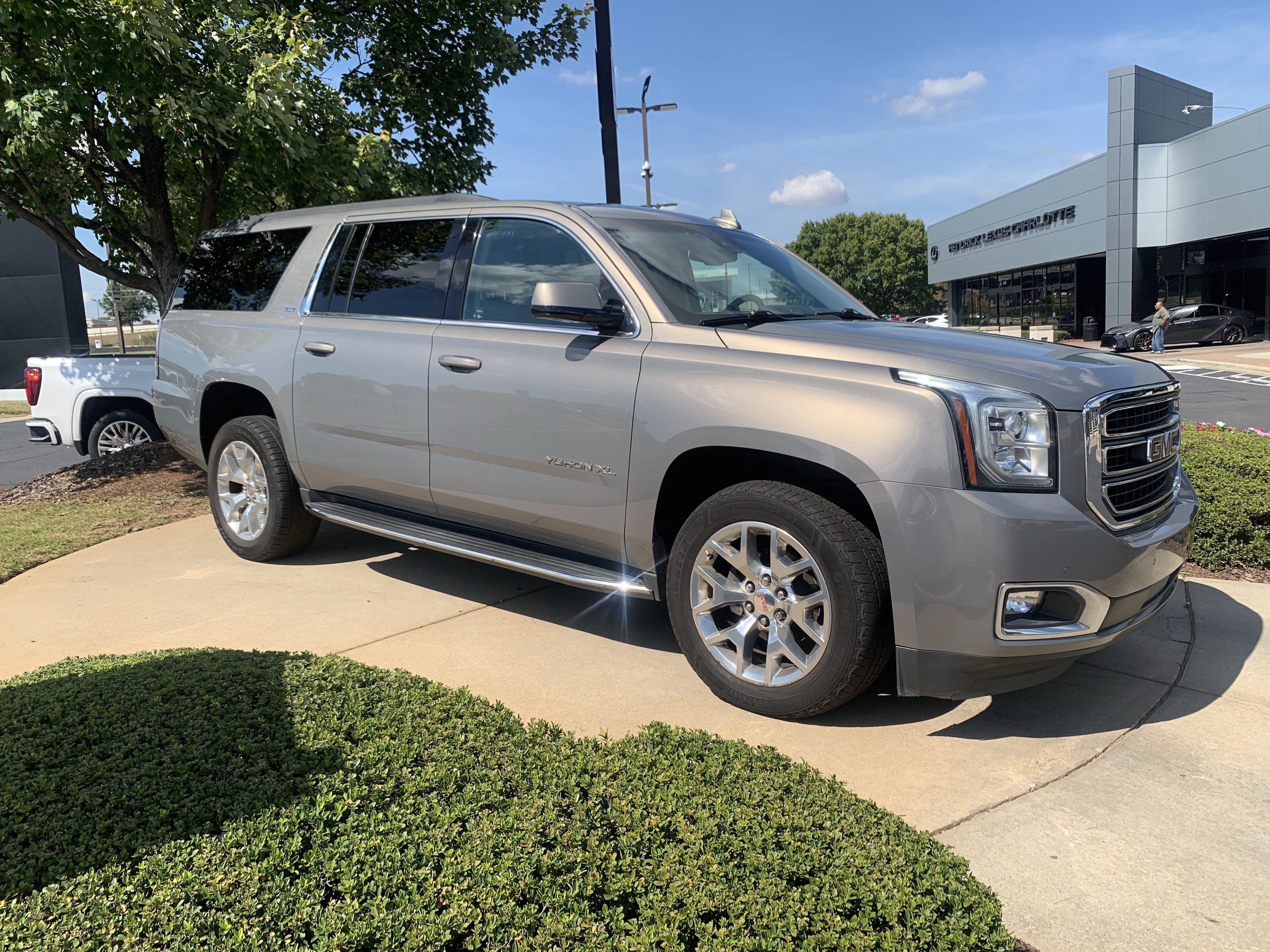 Used 2019 GMC Yukon XL SLT w/ Open Road Package AWD/4WD image 2