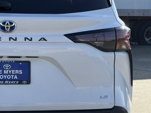Used 2025 Toyota Sienna LE image 9