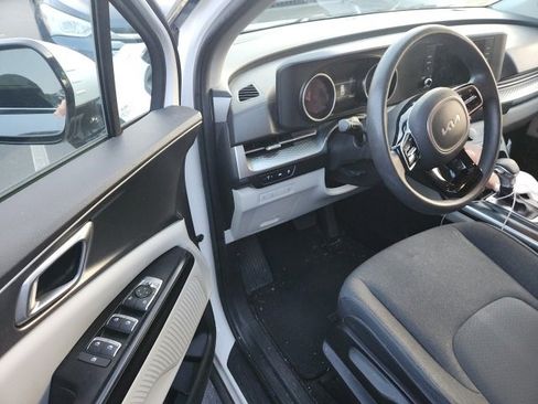 Used 2022 Kia Carnival LX image 10