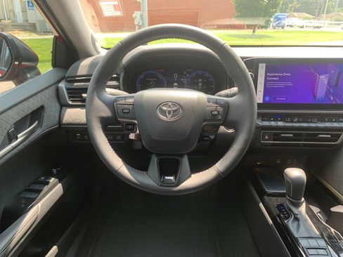 Used 2025 Toyota Camry XLE FWD image 18