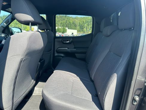 Used 2018 Toyota Tacoma TRD Sport AWD/4WD image 14