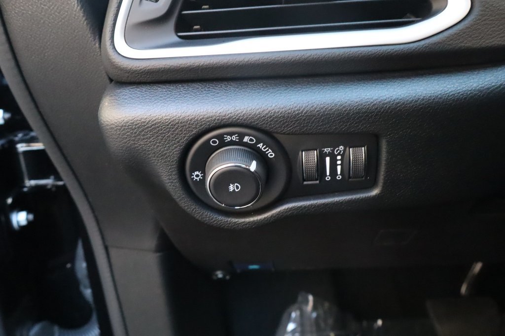 Used 2026 Chrysler Pacifica Select FWD image 26