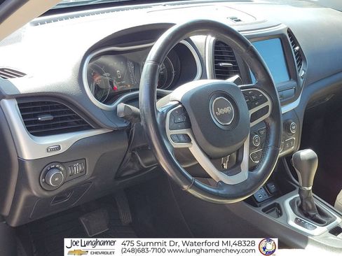 Used 2017 Jeep Cherokee Latitude w/ Safety/Convenience Group FWD image 12