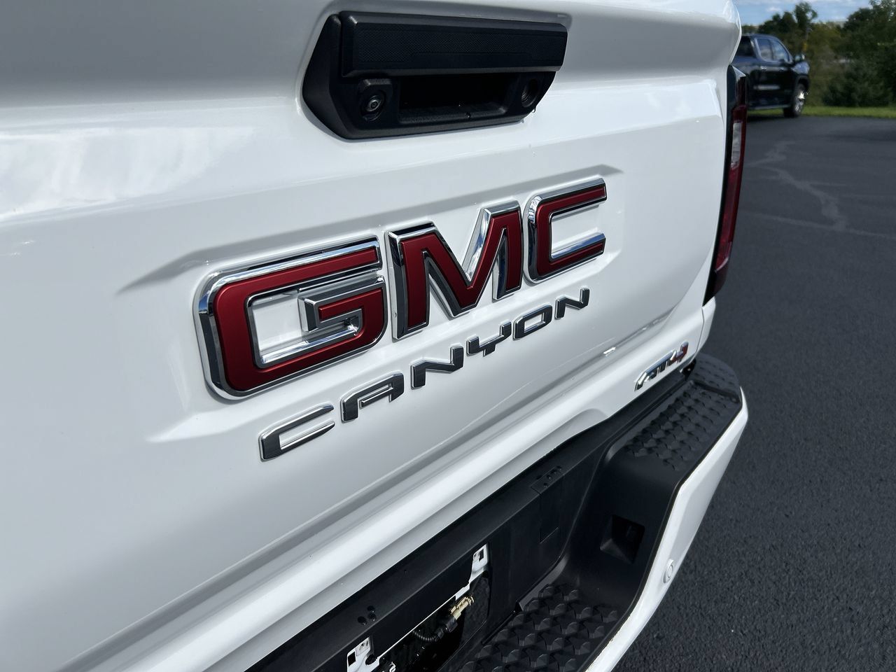 Used 2024 GMC Canyon AT4 w/ AT4 Premium Package AWD/4WD image 11