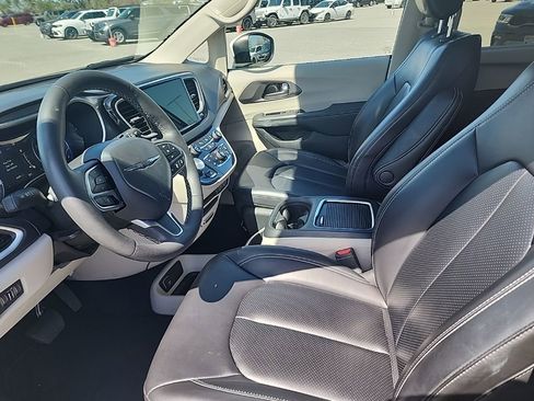 Used 2023 Chrysler Pacifica Touring-L image 13