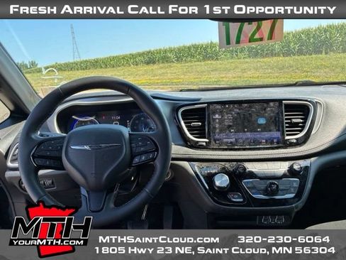 Used 2023 Chrysler Pacifica Touring FWD image 12