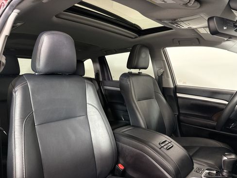 Used 2019 Toyota Highlander XLE AWD/4WD image 35