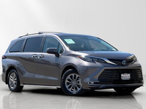 Used 2024 Toyota Sienna XLE w/ XLE Plus Package FWD image 1
