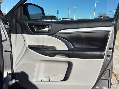 Used 2017 Toyota Highlander XLE image 10