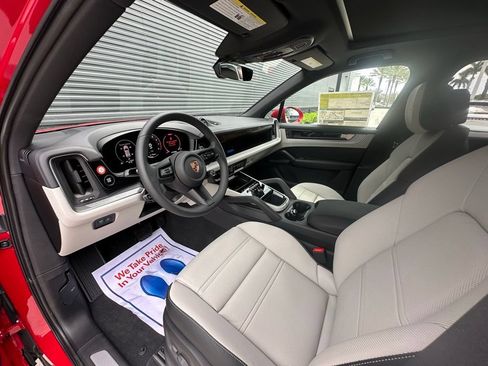 Certified 2025 Porsche Cayenne E-Hybrid AWD/4WD image 4