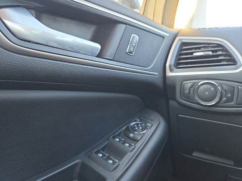 Used 2024 Ford Edge SEL image 17