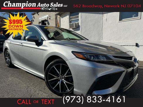 Used 2024 Toyota Camry SE FWD image 1