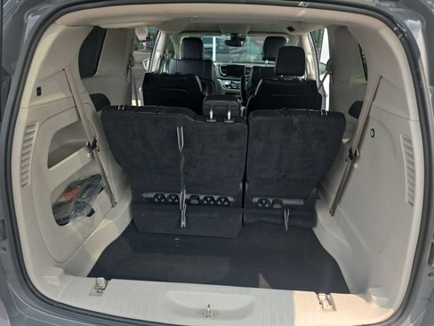 Used 2022 Chrysler Pacifica Touring-L FWD image 17