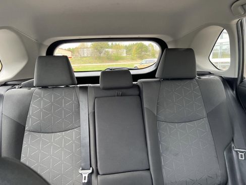 Used 2021 Toyota RAV4 XLE AWD/4WD image 17