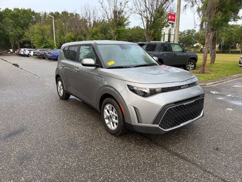 Used 2025 Kia Soul LX w/ LX Technology Package FWD image 7