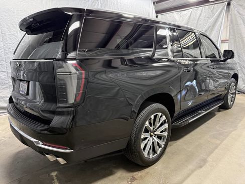 Used 2025 Chevrolet Suburban High Country image 5