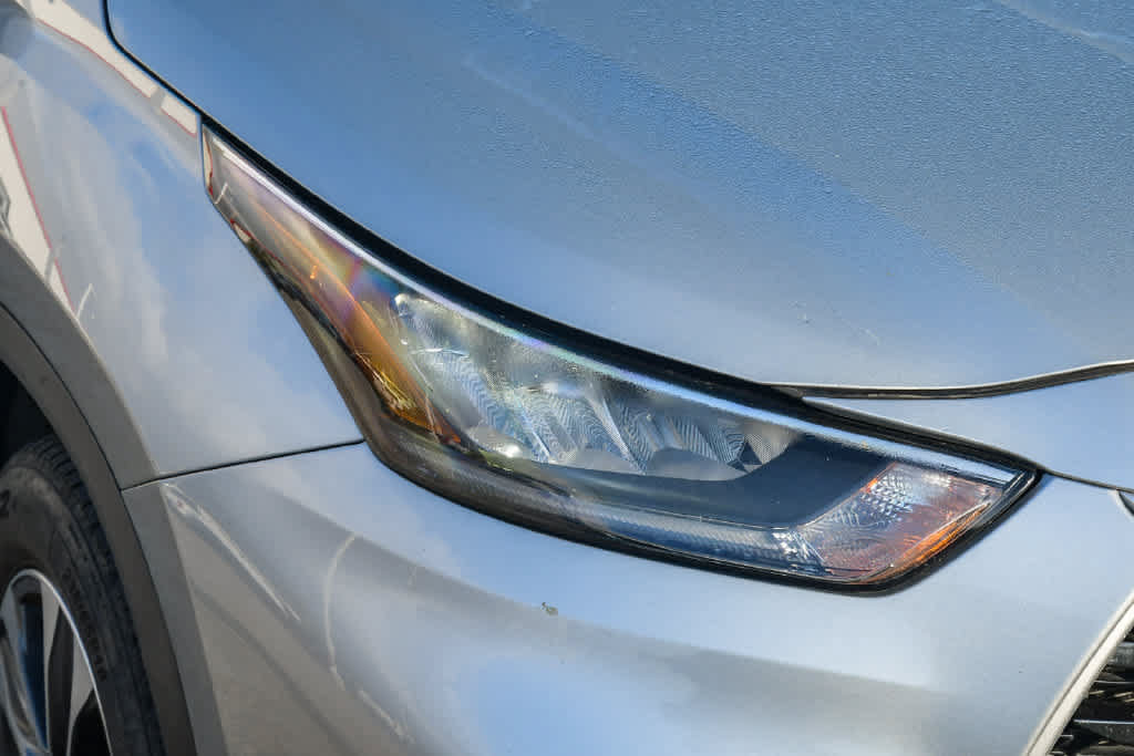 Used 2020 Toyota Highlander XLE w/ Preferred Accessory Package AWD/4WD image 4